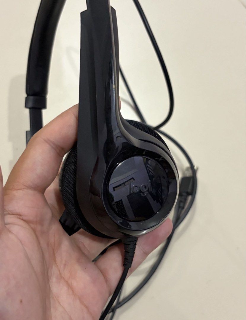 Logitech Headset with Mic (Category: Headphones & Headsets) located in Rizal. Submitted by hirocee (Listing ID 1467819416, Image 3). Description: - Brand: Logitech H390 Original Price ₱2500 RFS: Never been use, nakatambak lang hehe .