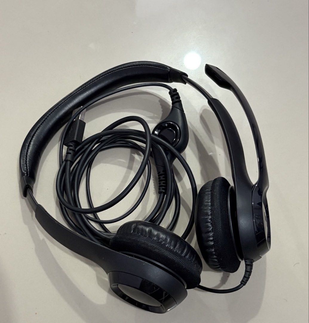 Logitech Headset with Mic (Category: Headphones & Headsets) located in Rizal. Submitted by hirocee (Listing ID 1467819416, Image 2). Description: - Brand: Logitech H390 Original Price ₱2500 RFS: Never been use, nakatambak lang hehe .