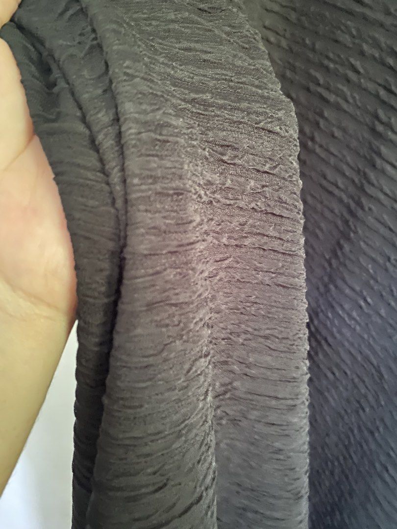Long dress (Category: Dresses) located in Antipolo. Submitted by prelovedByYsabelle (Listing ID 1467678009, Image 3). Description: Unworn and no brand. I stand 5 feet and medjo mahaba sya sken. The dress is around 5feet 2inches long. First photo was fromT*ktok shop where I bought it. .