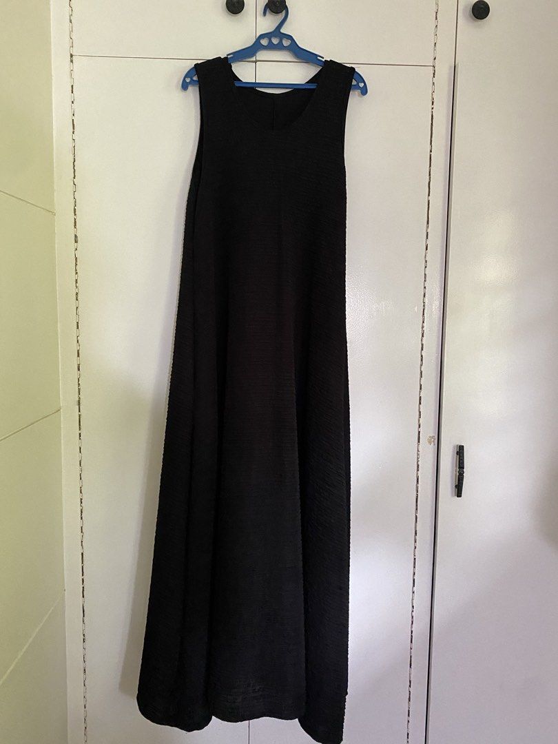 Long dress (Category: Dresses) located in Antipolo. Submitted by prelovedByYsabelle (Listing ID 1467678009, Image 2). Description: Unworn and no brand. I stand 5 feet and medjo mahaba sya sken. The dress is around 5feet 2inches long. First photo was fromT*ktok shop where I bought it. .