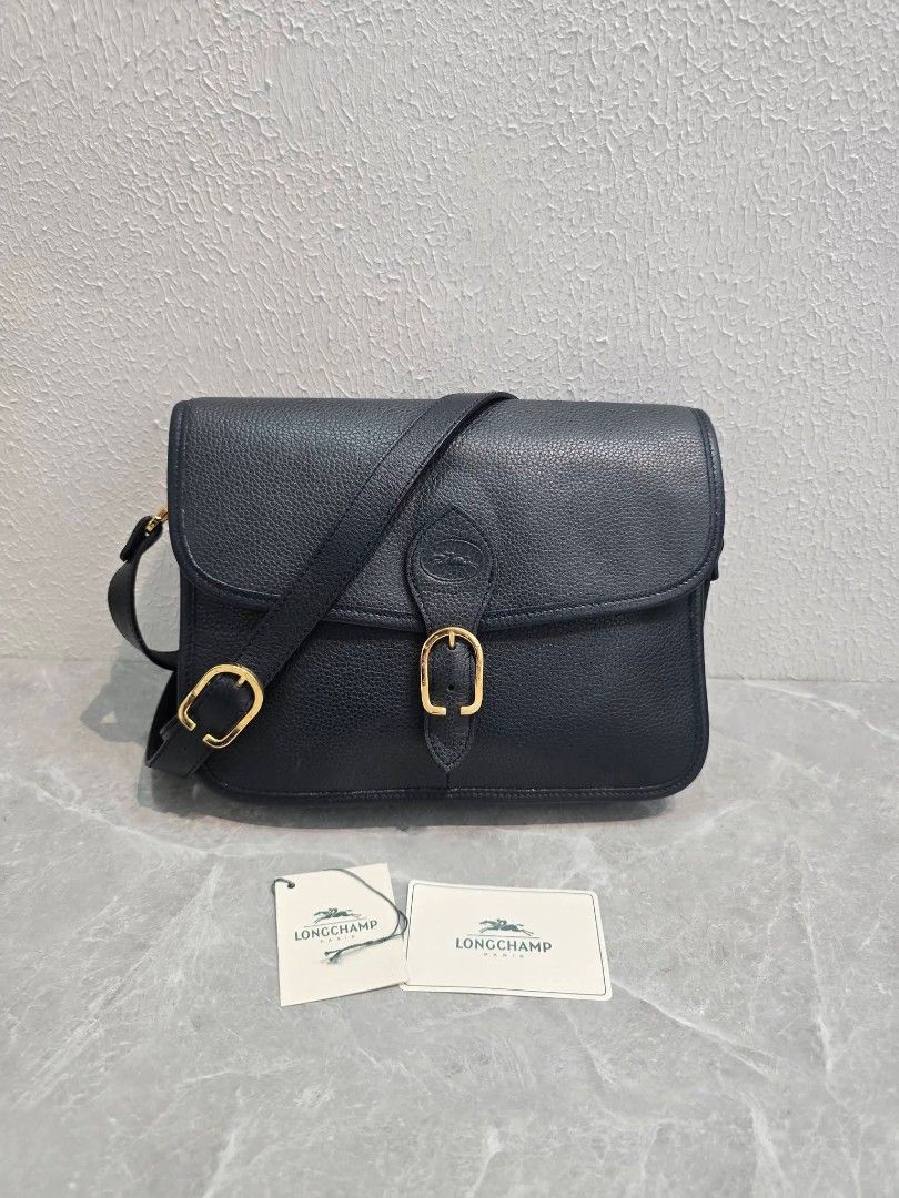 Longchamp Classic Crossbody Bag Authentic💯💯 (Category: Cross-body Bags) located in Davao. Submitted by SecondhandItems97 (Listing ID 1467693593, Image 1). Description: Medium size Includes Authenticity card & generic dustbag.