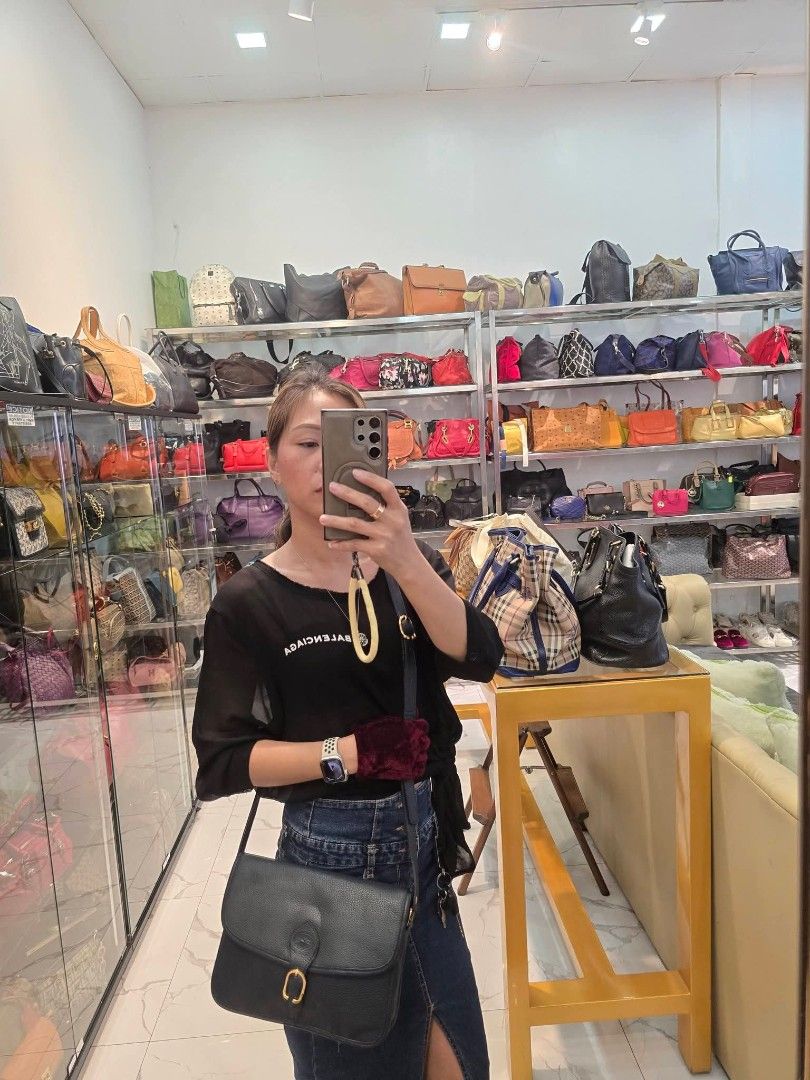 Longchamp Classic Crossbody Bag Authentic💯💯 (Category: Cross-body Bags) located in Davao. Submitted by SecondhandItems97 (Listing ID 1467693593, Image 3). Description: Medium size Includes Authenticity card & generic dustbag.