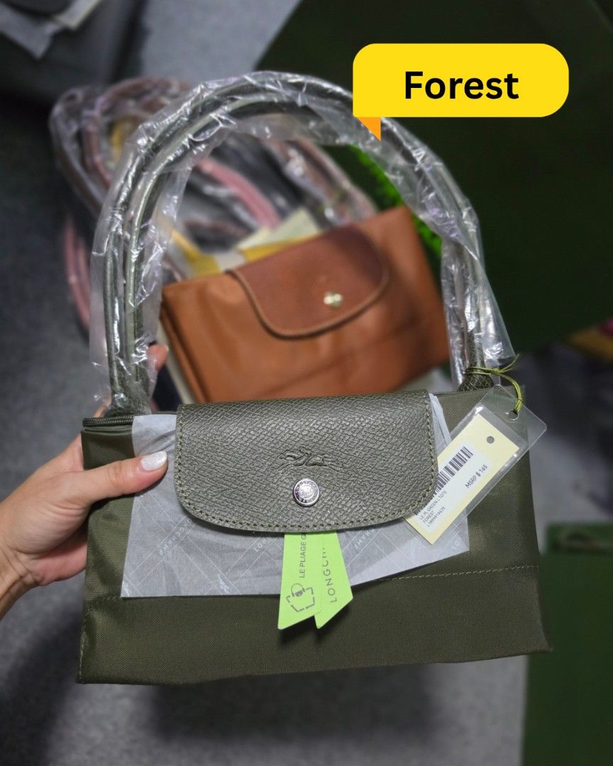 Longchamp Le Pliage Green Large Tote in Forest (Category: Tote Bags) located in Manila. Submitted by mahaechn (Listing ID 1467744451, Image 1). Description: 📌 ON HAND ‼️ 👜 Longchamp Le Pliage Green Large Tote ✨ Brand new and sealed — with paper bag! Super cute, compact, and perfect for your daily lakads or errands! Stylish yet spacious for all your essentials. 📏 Size: 31 cm (L - measured at the base of the bag) x 30 cm (H) x 19 cm (W ✅ With pa