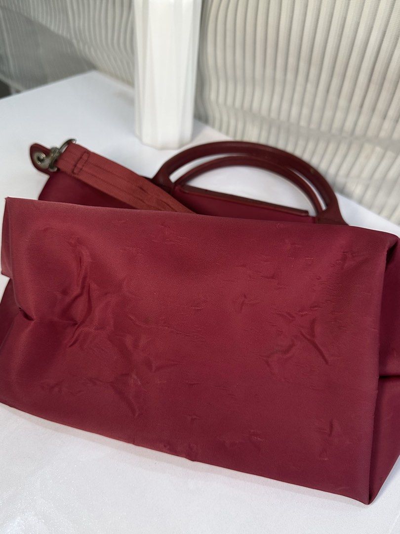 Longchamp Le Pliage Néo (Category: Luxury Bags & Wallets) located in Manila. Submitted by shrwn_arznan (Listing ID 1467640176, Image 3). Description: 📍Longchamp Le Pliage Neo Short Handle Tote Bag with Detachable Long Strap Condition Note: Overall Condition: Pre-loved / Used. Exterior: Shows slight signs of wear/bubbling on the nylon surface fabric (please refer closely to the photos). Handles & Hardware: Handles and hardware are intact and func