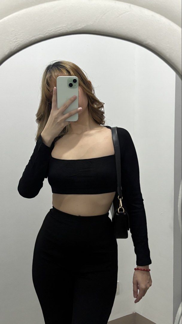 Longsleeve Black Top (Category: Longsleeves) located in Pasay City. Submitted by xiaosclosetph_ (Listing ID 1467603453, Image 1). Description: ✨Brand New✨ Size: Small to Medium 🚚Via Lalamove / J&T 📍Pasay City.