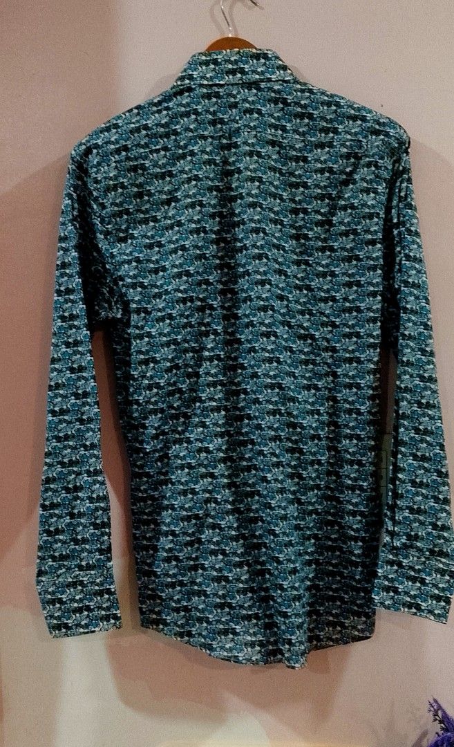 Long-sleeve button-down shirt (Category: Formal Shirts) located in Cabanatuan. Submitted by miss.maia (Listing ID 1467813871, Image 3). Description: This item is a men's long-sleeve button-down shirt featuring an all-over blue and teal graphic/pattern print..