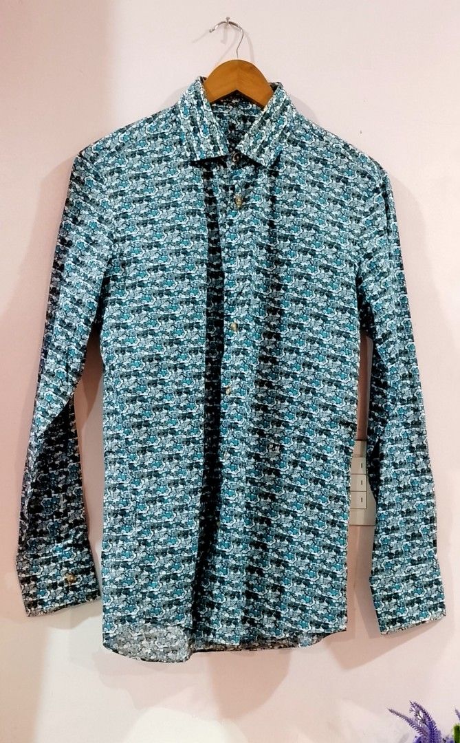 Long-sleeve button-down shirt (Category: Formal Shirts) located in Cabanatuan. Submitted by miss.maia (Listing ID 1467813871, Image 2). Description: This item is a men's long-sleeve button-down shirt featuring an all-over blue and teal graphic/pattern print..