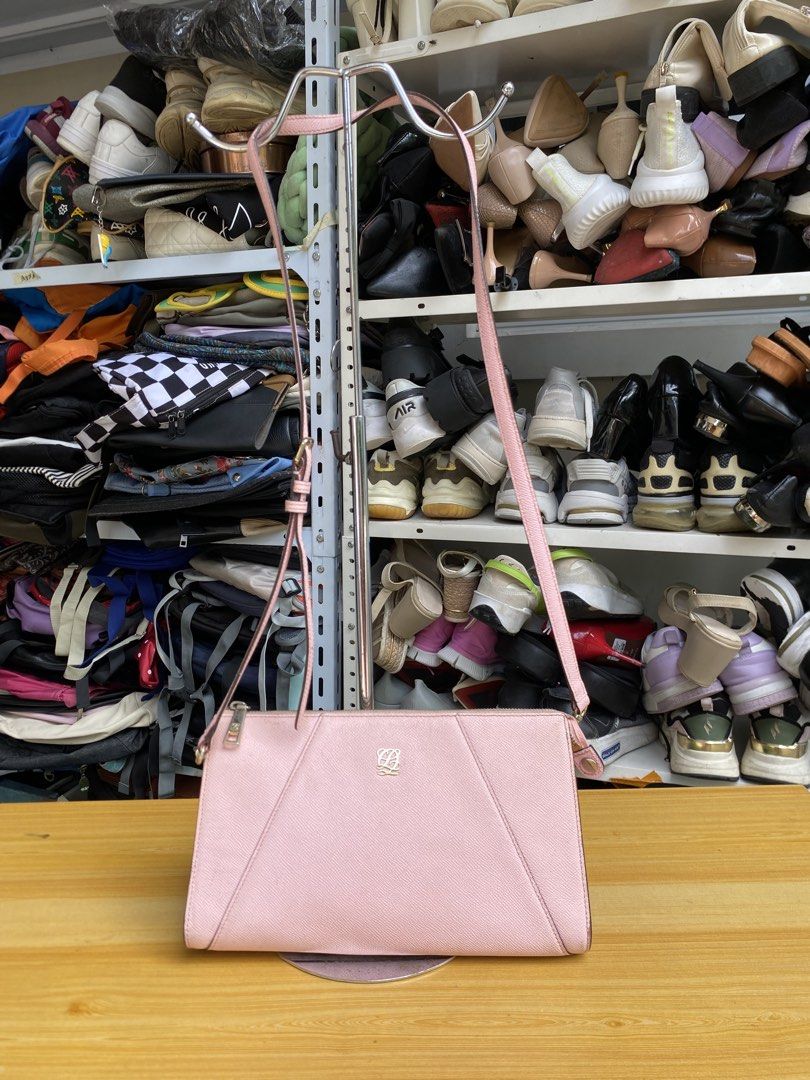 Louis Quatorze pink slingbag (Category: Cross-body Bags) located in Davao. Submitted by jennicaestrella_1995 (Listing ID 1467648824, Image 1). Description: .