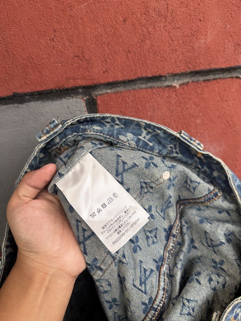 Louis Vuitton (Category: Luxury Apparel) located in Baguio. Submitted by mardimercredi14 (Listing ID 1467640163, Image 3). Description: 🔥 Louis Vuitton Dimensions: 29-39*13.5(shorts) Condition: excellent Color Rate: 10 ❌ missing maintag *pwede gawing shorts.