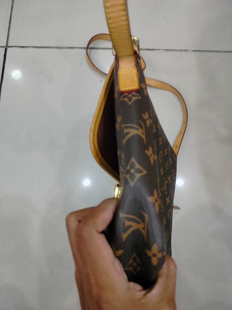 Louis Vuitton (Category: Luxury Bags & Wallets) located in Caloocan City. Submitted by ritubado_19 (Listing ID 1467644765, Image 3). Description: Negotiable Excellent condition .