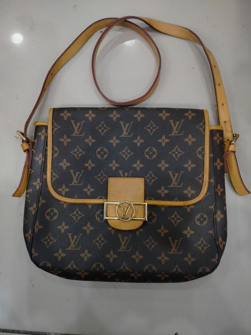 Louis Vuitton (Category: Luxury Bags & Wallets) located in Caloocan City. Submitted by ritubado_19 (Listing ID 1467644765, Image 1). Description: Negotiable Excellent condition .