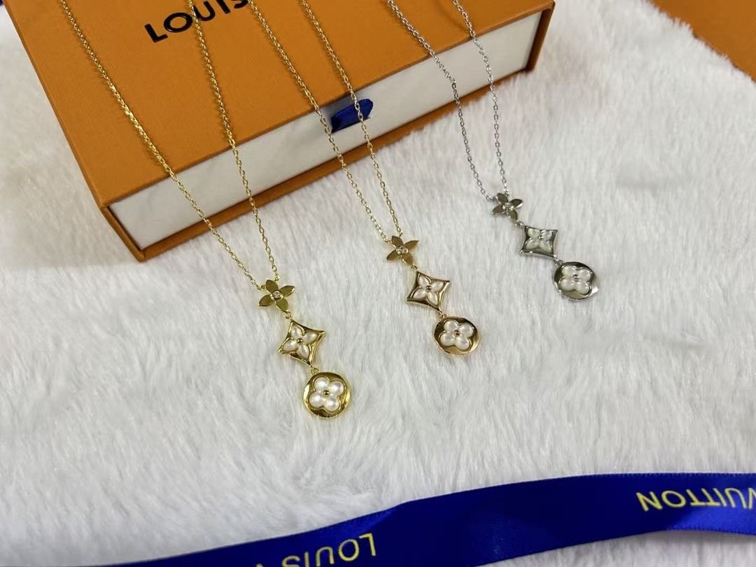 Louis Vuitton Flower Pendant Necklace (Category: Necklaces) located in Caloocan City. Submitted by rarisganiy26807 (Listing ID 1467670891, Image 1). Description: - Iconic Louis Vuitton inspired flower pendant necklace - Available in 3 gorgeous finishes: Gold, Rose Gold, and Silver - Features elegant mother-of-pearl style clover charms stacked vertically - Delicate chain ideal for everyday layering or standalone wear - Comes complete with original