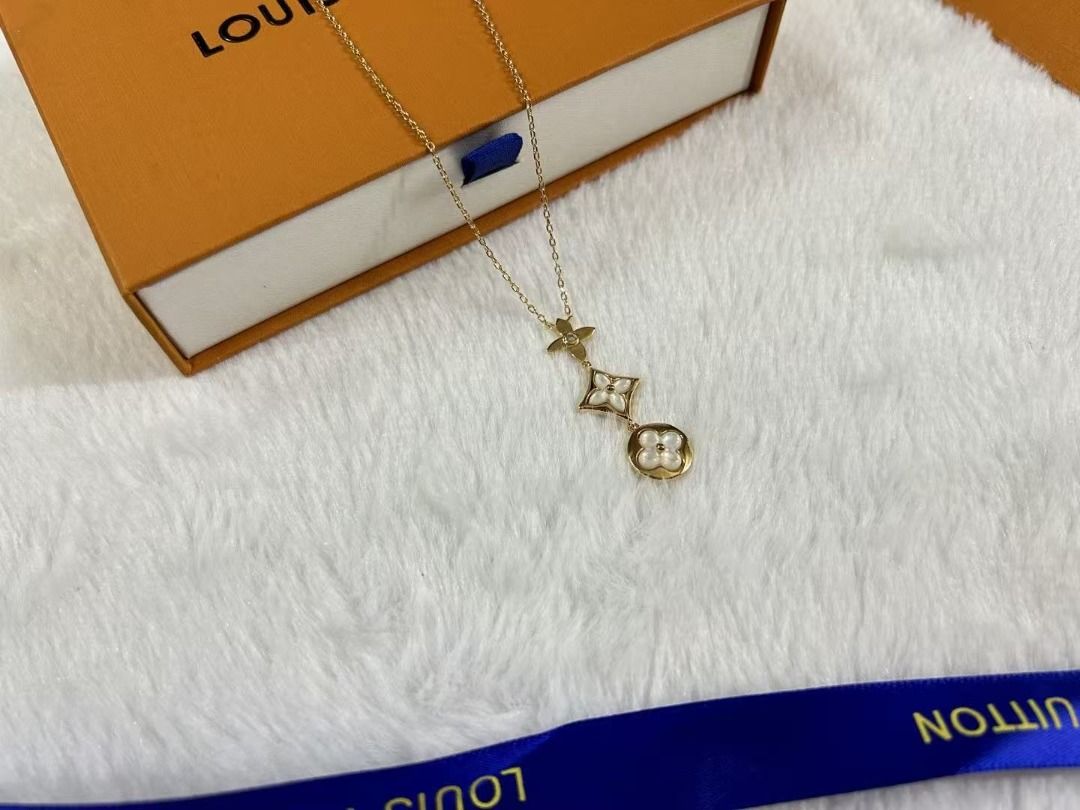 Louis Vuitton Flower Pendant Necklace (Category: Necklaces) located in Caloocan City. Submitted by rarisganiy26807 (Listing ID 1467670891, Image 3). Description: - Iconic Louis Vuitton inspired flower pendant necklace - Available in 3 gorgeous finishes: Gold, Rose Gold, and Silver - Features elegant mother-of-pearl style clover charms stacked vertically - Delicate chain ideal for everyday layering or standalone wear - Comes complete with original