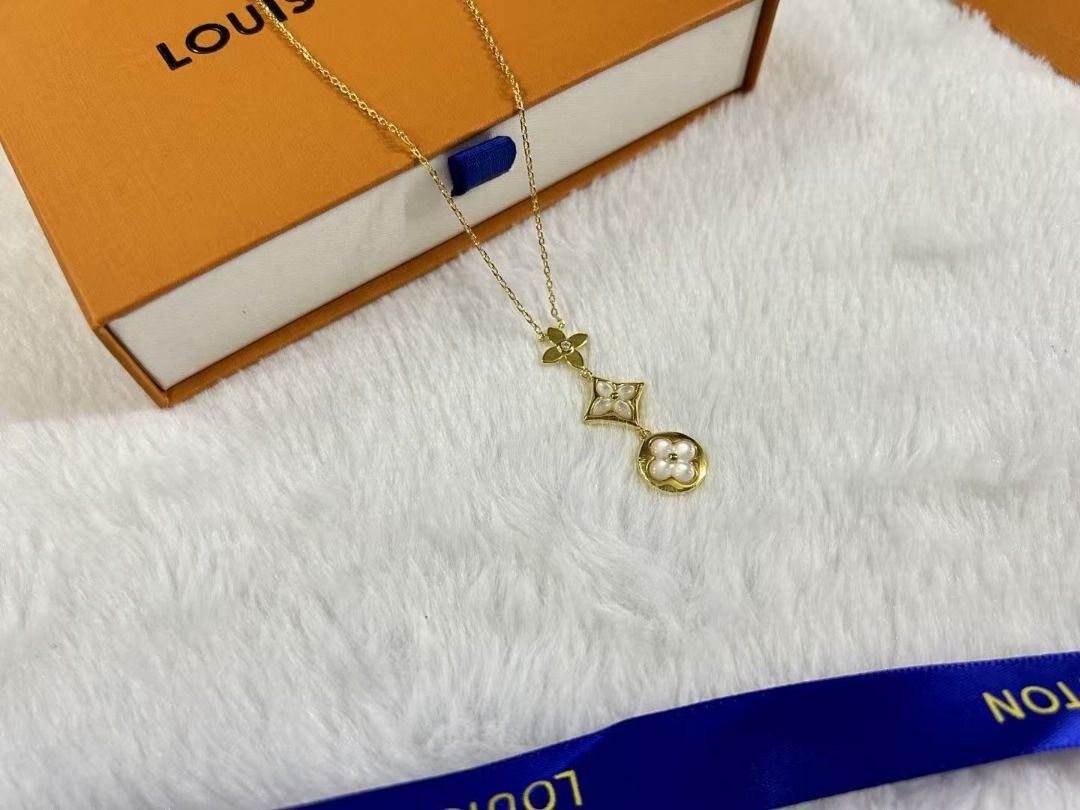 Louis Vuitton Flower Pendant Necklace (Category: Necklaces) located in Caloocan City. Submitted by rarisganiy26807 (Listing ID 1467670891, Image 2). Description: - Iconic Louis Vuitton inspired flower pendant necklace - Available in 3 gorgeous finishes: Gold, Rose Gold, and Silver - Features elegant mother-of-pearl style clover charms stacked vertically - Delicate chain ideal for everyday layering or standalone wear - Comes complete with original