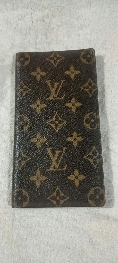 Louis Vuitton Monogram Checkbook Wallet (Category: Luxury Bags & Wallets) located in Agdangan. Submitted by lordie87 (Listing ID 1467616410, Image 1). Description: - Code CT1000 (OCT. 2000) - Authentic Louis Vuitton vertical wallet in classic dark brown monogram canvas - Made in France with clean, durable stitching along the edges and fold - Features multiple card slots and interior slip pockets for optimal organization - Slim billfold design hol