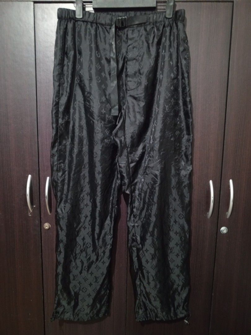 Louis Vuitton Shadow Monogram Nylon Easy Track Pants (Category: Luxury Apparel) located in Santa Maria. Submitted by paulo-garcia21 (Listing ID 1467715163, Image 1). Description: size 40 on tag waist 29 to 36 length 38 hem 8 inseam 27 L.O 11.5 excellent condition minimal flaws at the lace at the bottom (See last 2 pics for issue).