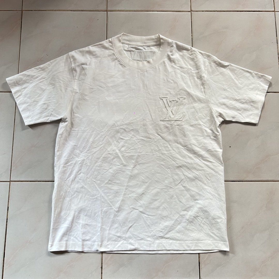 Louis Vuitton White Embroidered Monogram 🔥 (Category: Luxury Apparel) located in Jinoba-an. Submitted by eegiboy (Listing ID 1467650385, Image 3). Description: - Color: White - Material: Comfortable cotton - Design: Large embroidered LV monogram on the back and small LV logo patch on the front chest - Details: Brown leather-look tag at the back collar - Fit: Regular fit with classic crew neck and short sleeves Wts: Lv shirt 🔥 No tags lang po pa
