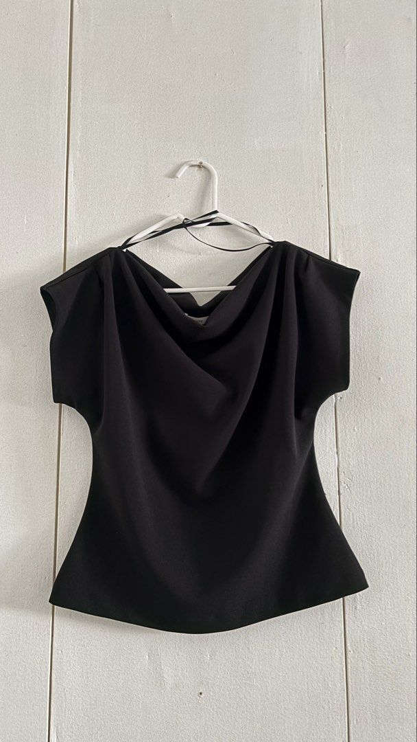 Love Bonito Amala Draped Top (Category: Blouses) located in Mandaluyong City. Submitted by planetplsrsclub (Listing ID 1467627525, Image 2). Description: - Worn twice, like new - Relaxed draped top with a boatneck and short sleeves - Elegant look for casual dates or occasions - Size M - Black - Selling because black doesn’t suit me.