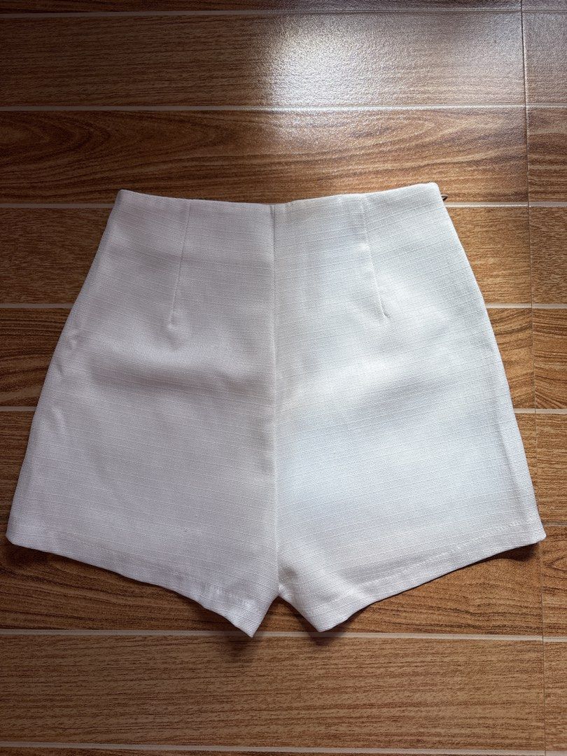 Lovito White High-Waist Skort (Category: Skirts) located in Manila. Submitted by _foryou (Listing ID 1467666607, Image 3). Description: dm for when worn! used only once.
