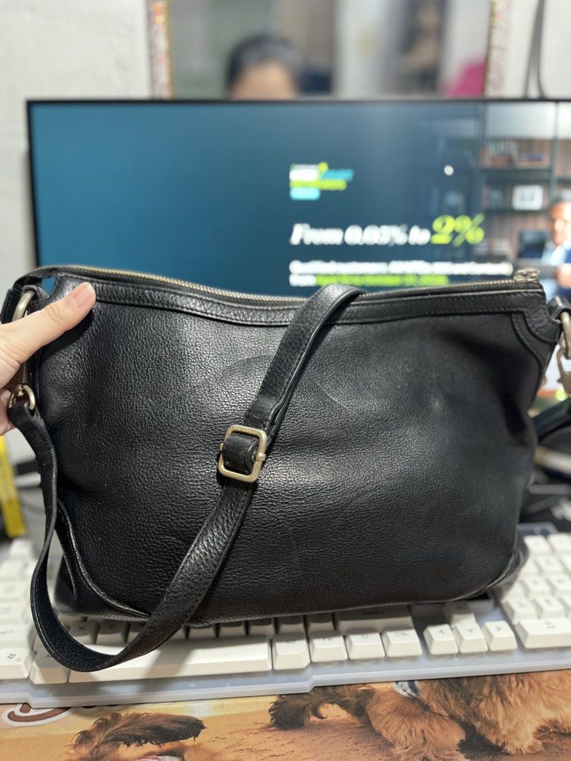 LQ SLING BAG (Category: Cross-body Bags) located in Quezon City. Submitted by okcaaai (Listing ID 1467673910, Image 2). Description: LQ Sling Bag Preloved but still in good condition! 🤎 ✨ Faded hardware due to usage ✨ Still functional and presentable ✨ With signs of usage, but still has plenty of life left Please manage your expectations. Item is preloved, so minor flaws are expected. Kindly check all photos in the carousel before purchasing. 🛍