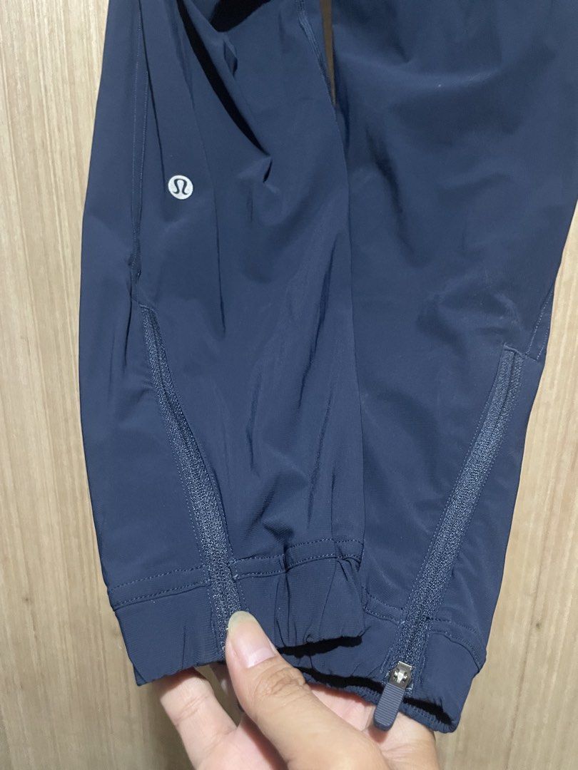 Lululemon Jogger (Category: Joggers) located in Cebu City. Submitted by lucky.finds.ph (Listing ID 1467759601, Image 3). Description: Lululemon Jogger Size small on tag 28 safe to stretch Lenght 37 As new With lower zip.