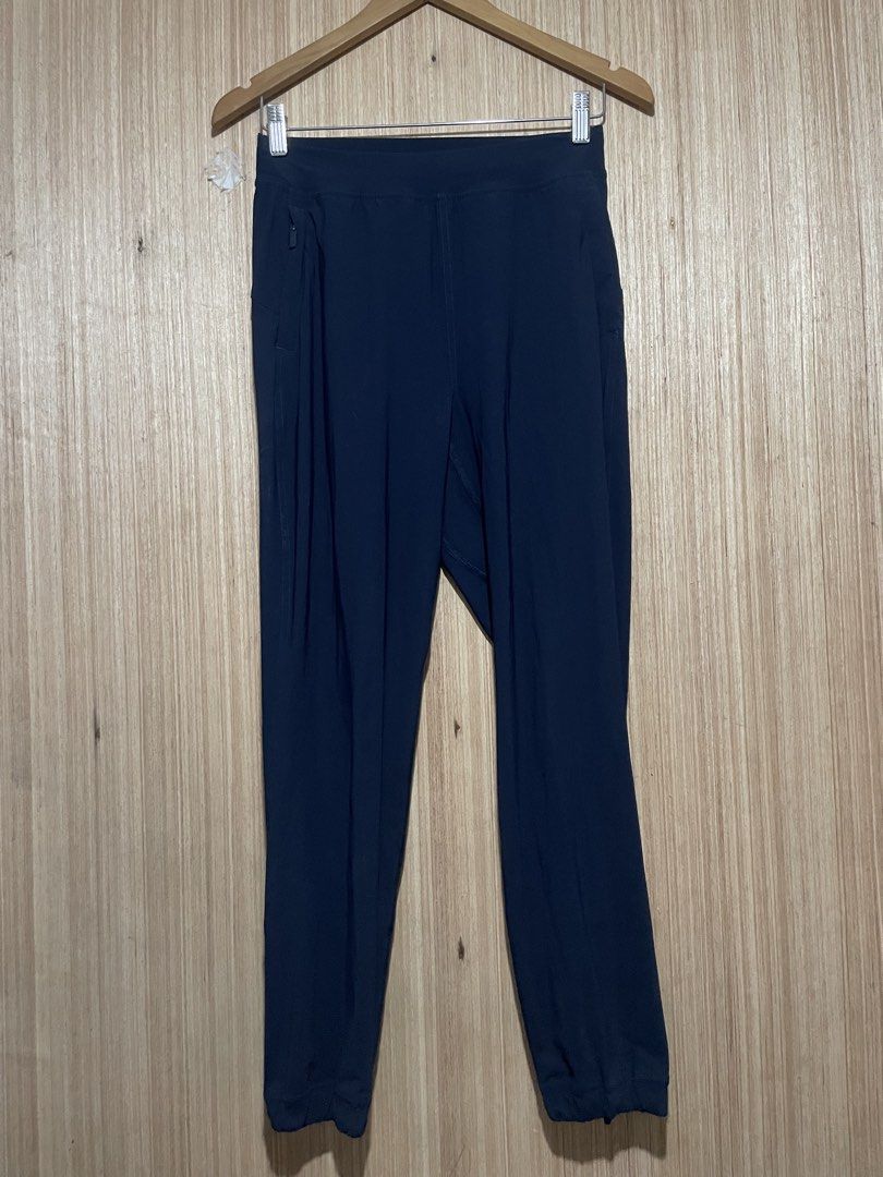 Lululemon Jogger (Category: Joggers) located in Cebu City. Submitted by lucky.finds.ph (Listing ID 1467759601, Image 2). Description: Lululemon Jogger Size small on tag 28 safe to stretch Lenght 37 As new With lower zip.