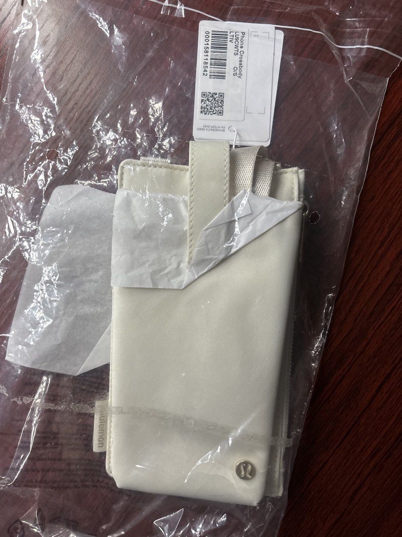 Lululemon Phone Crossbody Bag (Category: Accessory Holder, Box & Organizers) located in Manila. Submitted by prlovedstff (Listing ID 1467818288, Image 2). Description: Brand new, never used. Original lululemon with tag pa. Super nice ng color and very convenient gamitin for everyday essentials. DM lang for inquiries! 🤍.
