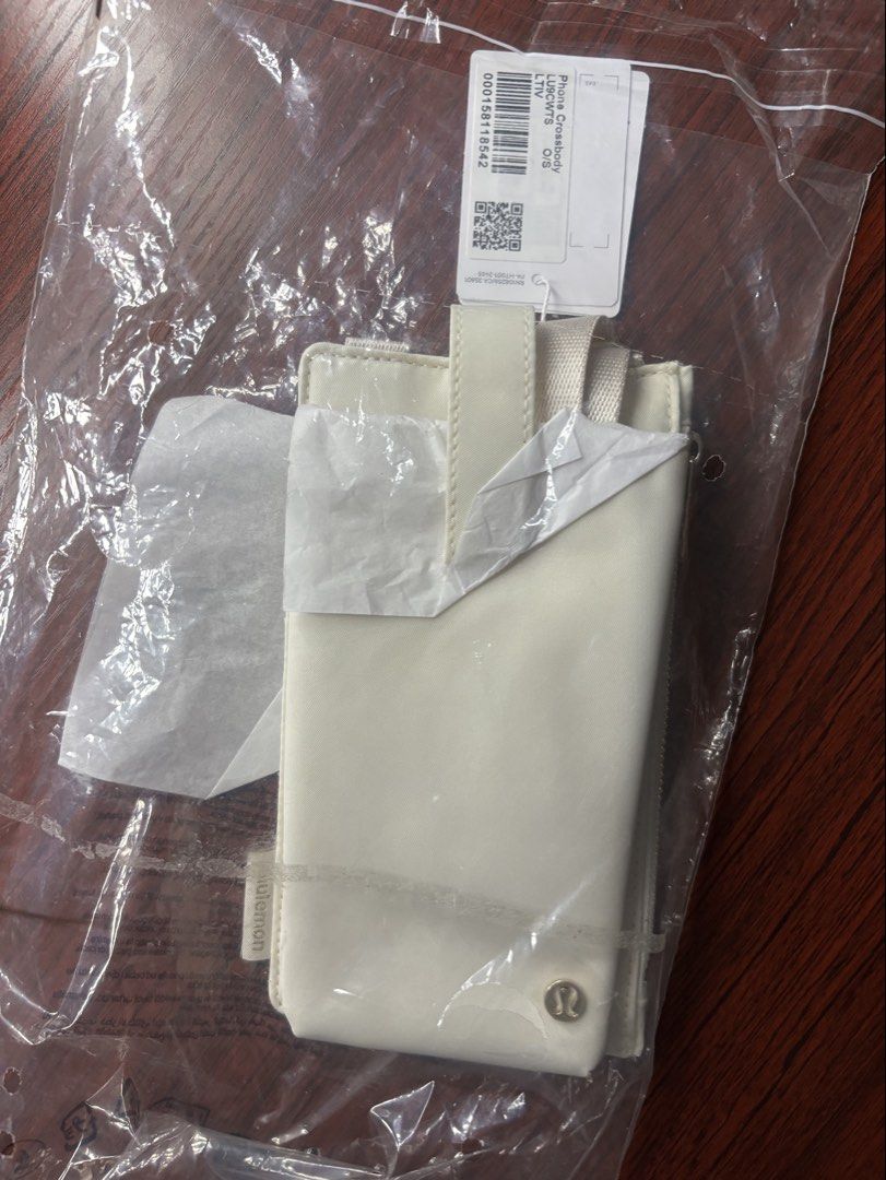 Lululemon Phone Crossbody Bag (Category: Accessory Holder, Box & Organizers) located in Manila. Submitted by prlovedstff (Listing ID 1467818288, Image 3). Description: Brand new, never used. Original lululemon with tag pa. Super nice ng color and very convenient gamitin for everyday essentials. DM lang for inquiries! 🤍.