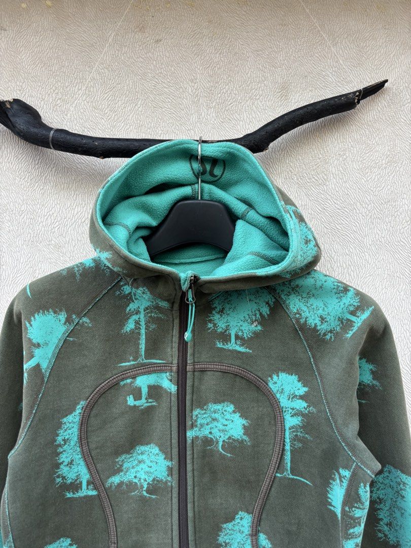 Lululemon Zip Up Hoodie (Category: Coats, Jackets and Outerwear) located in Baybay. Submitted by thrift.ed2023 (Listing ID 1467677742, Image 2). Description: Lululemon Zip Up Hoodie Medium to Large 19x22 Issue -Missing Main Tag Need Wash Good as New.