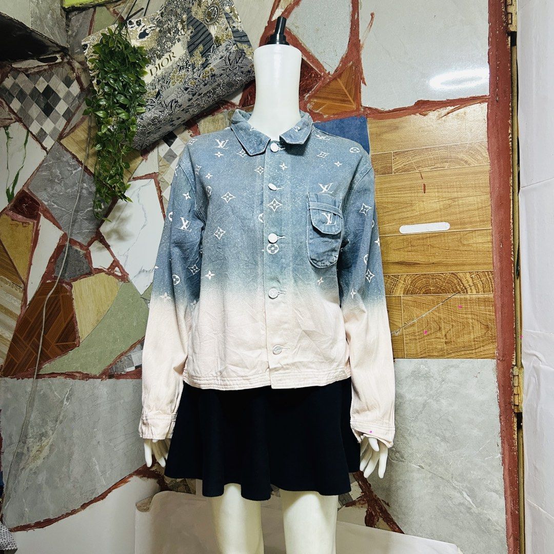 LV denim jacket (Category: Luxury Apparel) located in Baguio. Submitted by kckc_luxury (Listing ID 1467752944, Image 1). Description: 🌸 TINY PINK SPOTS ARE LENS DAMAGE, NOT CLOTH STAINS ————————— ❗️KINDLY READ BEFORE MAKING AN OFFER❗️ LISTING DETAILS size:s-M width x length (inches):21x24 condition: EXCELLENT --- MOP: Gcash / BPI MOD: J&T / JRS LOCATION: Baguio City --- NOTE: • Manage your expectations • Photos did not go under any edit but colo