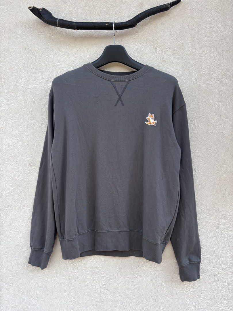 Maison Kitsune Crewneck (Category: Coats, Jackets and Outerwear) located in Baybay. Submitted by thrift.ed2023 (Listing ID 1467657729, Image 1). Description: Maison Kitsune Crewneck Large 21x27 No Issue Need Wash Good as New .
