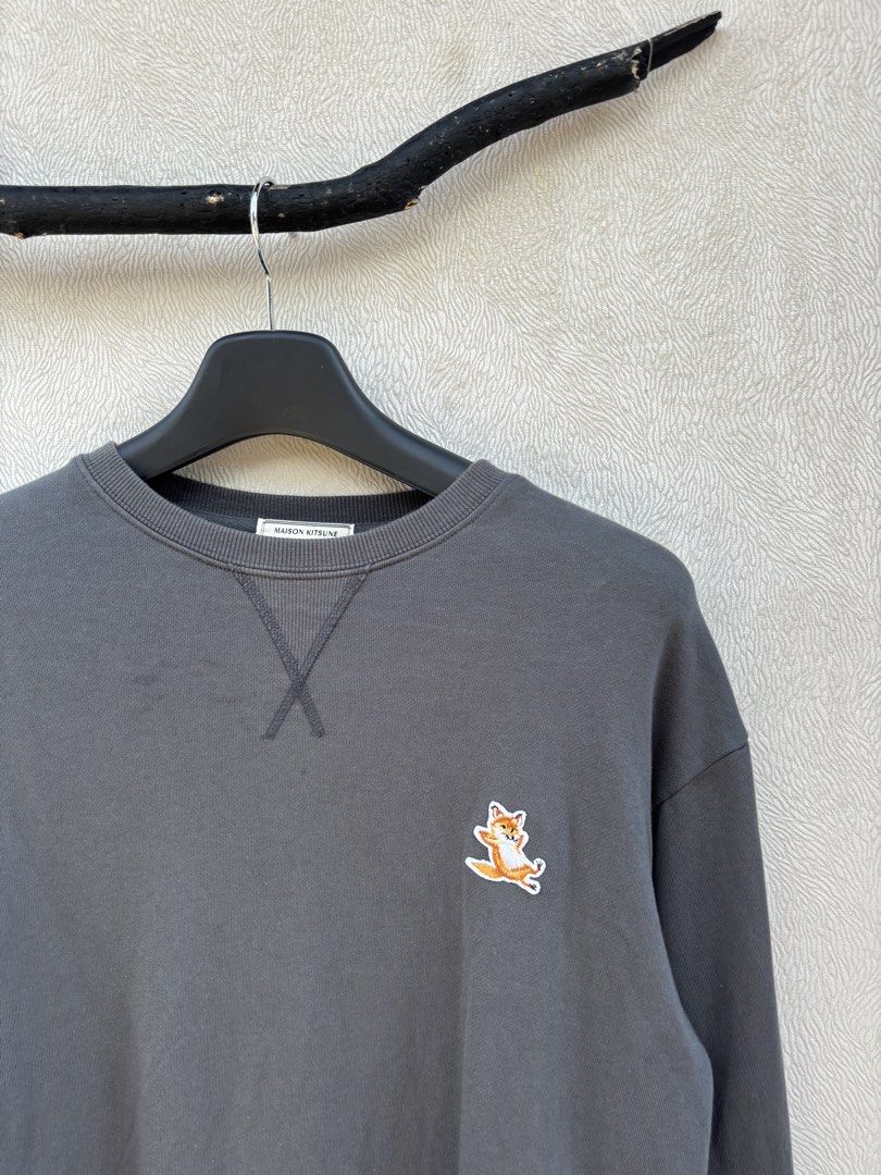 Maison Kitsune Crewneck (Category: Coats, Jackets and Outerwear) located in Baybay. Submitted by thrift.ed2023 (Listing ID 1467657729, Image 2). Description: Maison Kitsune Crewneck Large 21x27 No Issue Need Wash Good as New .