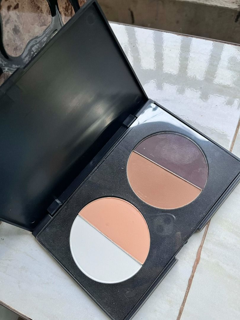 Makeup Contour and Brontour (Category: Makeup) located in Davao. Submitted by bravecat.edef3f (Listing ID 1467682719, Image 1). Description: - Sleek black compact palette with a built-in mirror - Includes 4 versatile shades (dark brown, medium brown, white, and peach) - Gently used with plenty of product remaining - Ideal for sculpting, contouring, and setting the face.