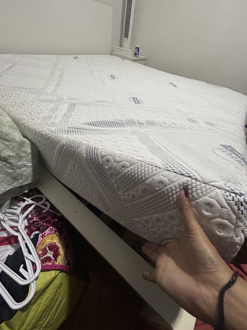 Mandaue Foam Mattress (Category: Bed Frames & Mattresses) located in Quezon City. Submitted by alozada48 (Listing ID 1467810762, Image 2). Description: Mandaue Flex Comfort foam mattress KING SIZE Width: 72 inches Lengths: 75 inches Thickness: 8 inches 10years Warranty - bought August 2024 Original price online is 21k Selling for 16k (slightly nego for sure buyers) Pickup & Delivery shouldered by buyer Location is Capitol Hills, Quezon city.