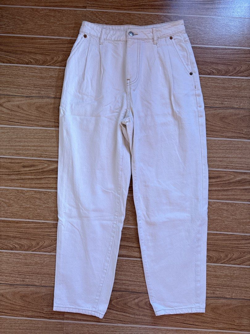 Mango Denim White High Waist Pants (Category: Jeans) located in Manila. Submitted by _foryou (Listing ID 1467672597, Image 1). Description: - Brand: Mango - Size: EUR 34 / USA 2 - Material/Origin: Made in Pakistan - Fit: High-waisted with a stylish pleated front - Details: Contrast stitching, button closure with zip fly, classic 5-pocket style - Condition: Clean, casual look, perfect for pairing with crop tops or t-shirts.