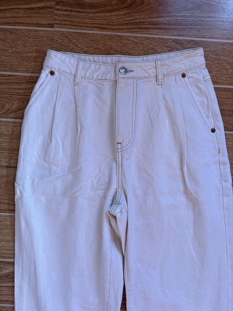 Mango Denim White High Waist Pants (Category: Jeans) located in Manila. Submitted by _foryou (Listing ID 1467672597, Image 2). Description: - Brand: Mango - Size: EUR 34 / USA 2 - Material/Origin: Made in Pakistan - Fit: High-waisted with a stylish pleated front - Details: Contrast stitching, button closure with zip fly, classic 5-pocket style - Condition: Clean, casual look, perfect for pairing with crop tops or t-shirts.