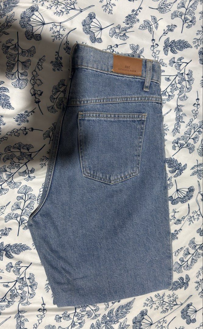 Mango Mom Jeans (Category: Jeans) located in Taguig. Submitted by hereisbeyyy (Listing ID 1467726146, Image 1). Description: Please read! Mom jeans original MNG only used a few times. Original price at 2K plus. Size on pic. No to sensi. Slight discoloration on the inside pocket. Lalamove or jnt only no meet up as i have work. Last price is 350, pass for anything lower..