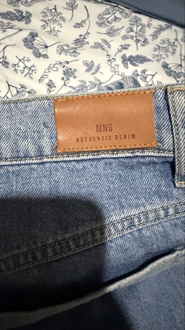 Mango Mom Jeans (Category: Jeans) located in Taguig. Submitted by hereisbeyyy (Listing ID 1467726146, Image 2). Description: Please read! Mom jeans original MNG only used a few times. Original price at 2K plus. Size on pic. No to sensi. Slight discoloration on the inside pocket. Lalamove or jnt only no meet up as i have work. Last price is 350, pass for anything lower..