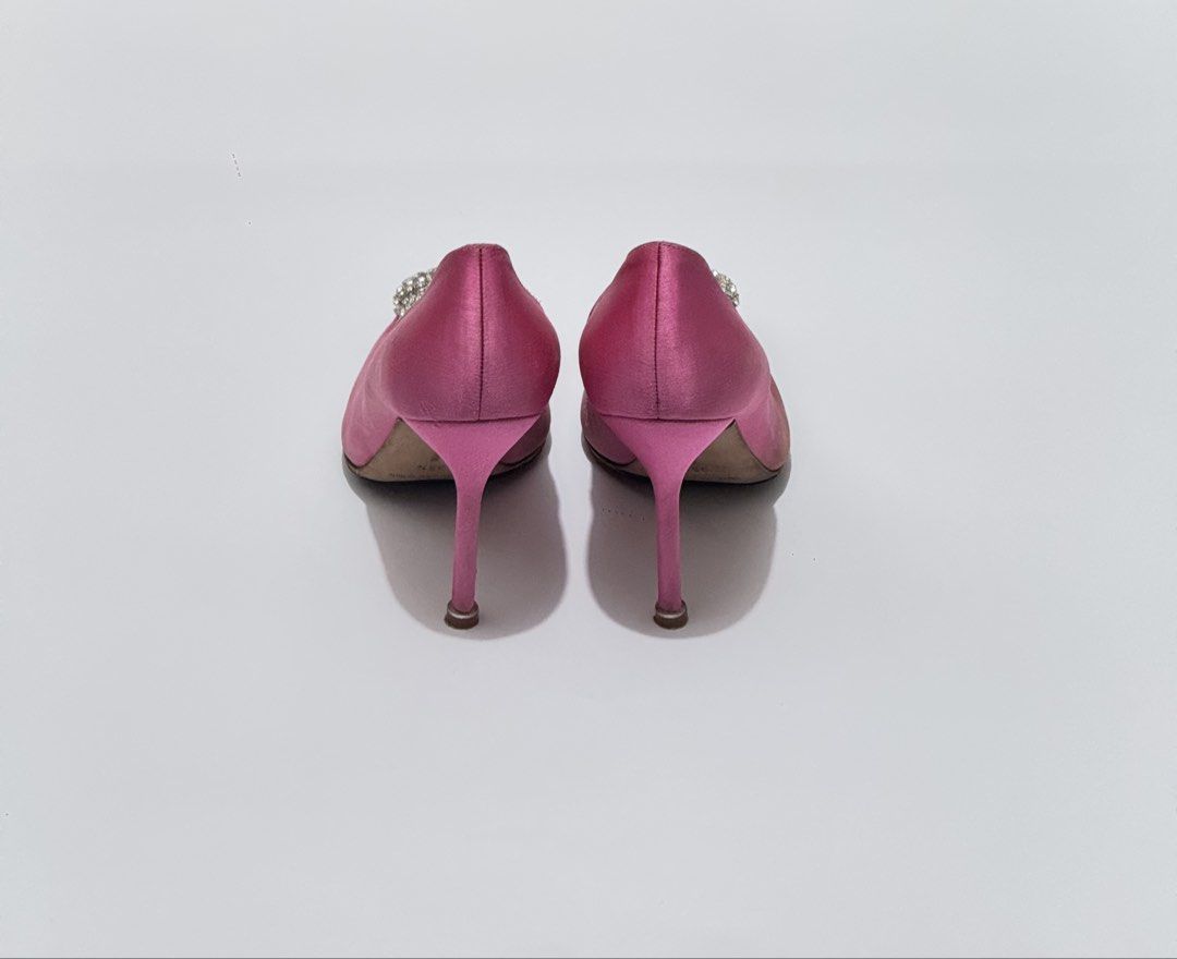 Manolo Blahnik hangisi (Category: Heels) located in Quezon City. Submitted by byuklph (Listing ID 1467795525, Image 3). Description: Auth💯size 35.5 Good condition Minimal signs of wear Visible stains No inclusion Selling low.