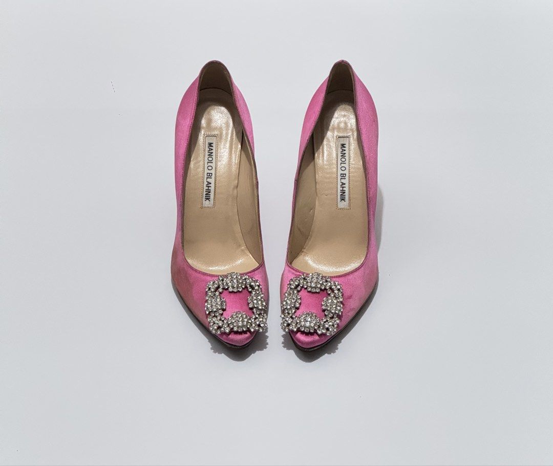Manolo Blahnik hangisi (Category: Heels) located in Quezon City. Submitted by byuklph (Listing ID 1467795525, Image 1). Description: Auth💯size 35.5 Good condition Minimal signs of wear Visible stains No inclusion Selling low.