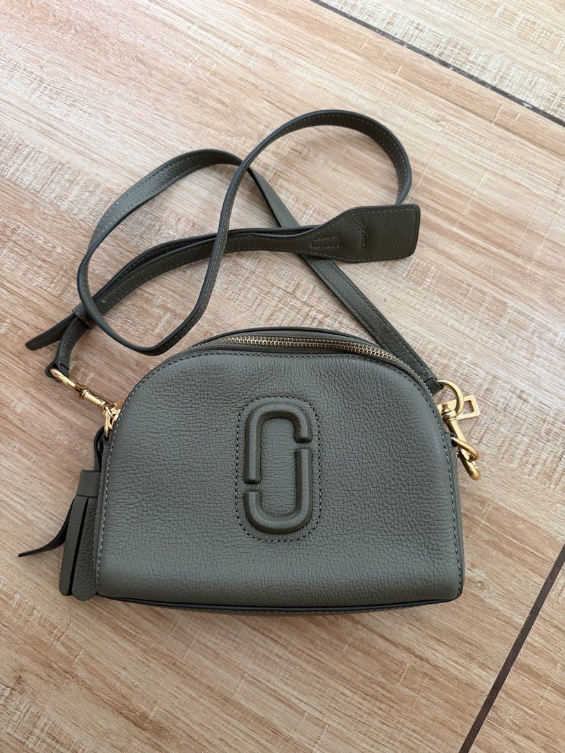 Marc Jacobs Playback Crossbody Bag Olive Green (Category: Cross-body Bags) located in Baguio. Submitted by thelittolwardrobe (Listing ID 1467647345, Image 1). Description: No issue condi 9.5/10.