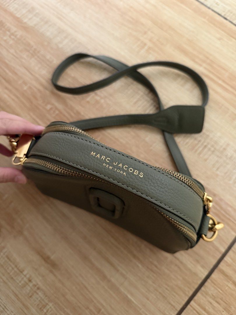 Marc Jacobs Playback Crossbody Bag Olive Green (Category: Cross-body Bags) located in Baguio. Submitted by thelittolwardrobe (Listing ID 1467647345, Image 2). Description: No issue condi 9.5/10.