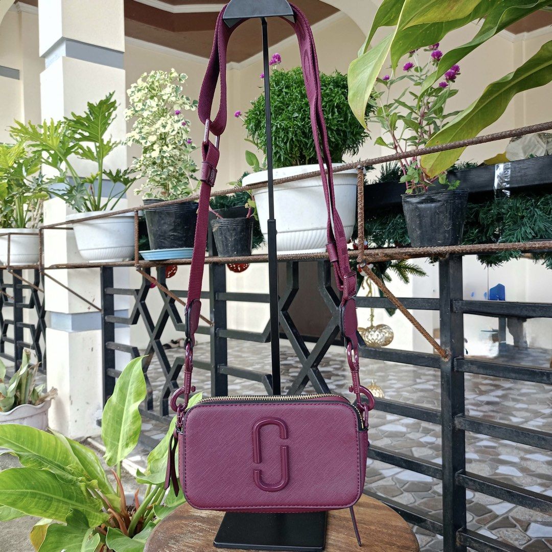 Marc Jacobs Snapshot Camera bag (Category: Cross-body Bags) located in Barugo. Submitted by green.trendsetter (Listing ID 1467608367, Image 1). Description: PRELOVED FINDS FROM JAPAN PLEASE READ BEFORE PURCHASING • PRELOVED MEANS PRELOVED. Each piece has been previously loved and may naturally have signs of use such as creasing, scratches, stains, discoloration, or other imperfections. Kindly manage your expectations accordingly. • AUTHENTICITY I