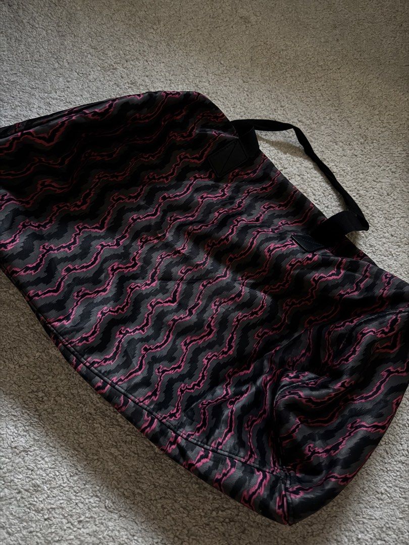 Marc Jacobs weekend duffle bag (Category: Tote Bags) located in Paranaque City. Submitted by closetanghelita (Listing ID 1467697753, Image 2). Description: Please refer to the photos for the bag’s condition Nothing is broken, but it has visible signs of use Can ship with lalamove or J&T from Parañaque.