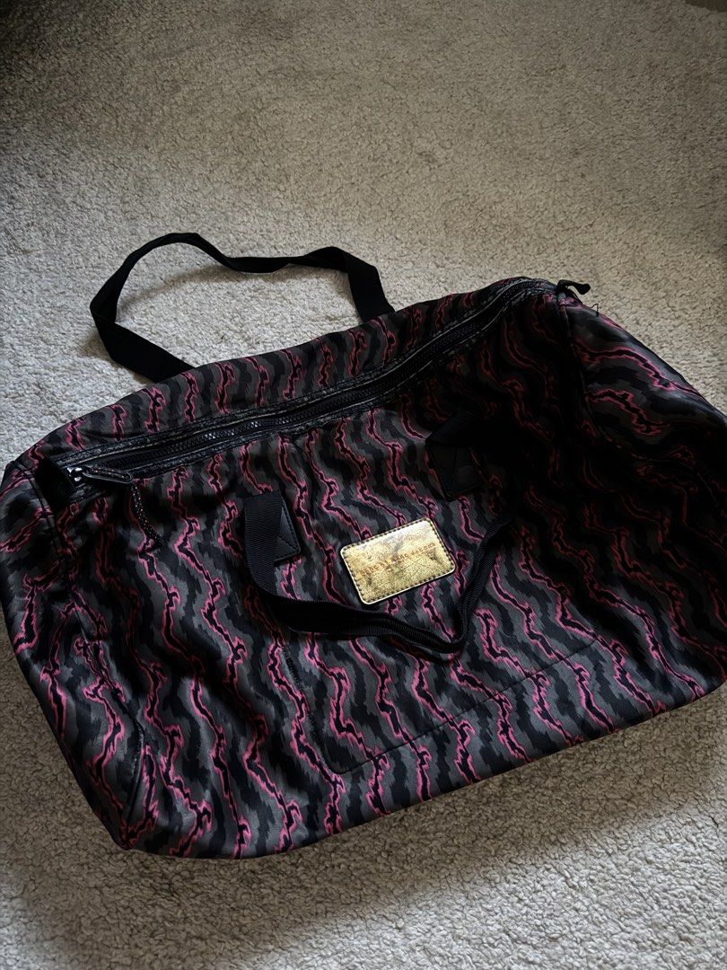 Marc Jacobs weekend duffle bag (Category: Tote Bags) located in Paranaque City. Submitted by closetanghelita (Listing ID 1467697753, Image 1). Description: Please refer to the photos for the bag’s condition Nothing is broken, but it has visible signs of use Can ship with lalamove or J&T from Parañaque.