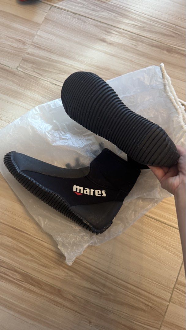 Mares 5mm Neoprene Scuba Diving Boots Size 6 (Category: Other Sports Equipment and Supplies) located in Makati City. Submitted by declutter_forsale (Listing ID 1467697186, Image 2). Description: Orinally bought : ₱5400 Selling price: ₱2800 Very good quality protective diving shoes “Mares Classic 5mm Neoprene Scuba Diving Boots” Brand: Mares - Color: Black - Size: US 6 / 5mm thickness - Material: 90% neoprene, 10% nylon polyester - Closure: Conven