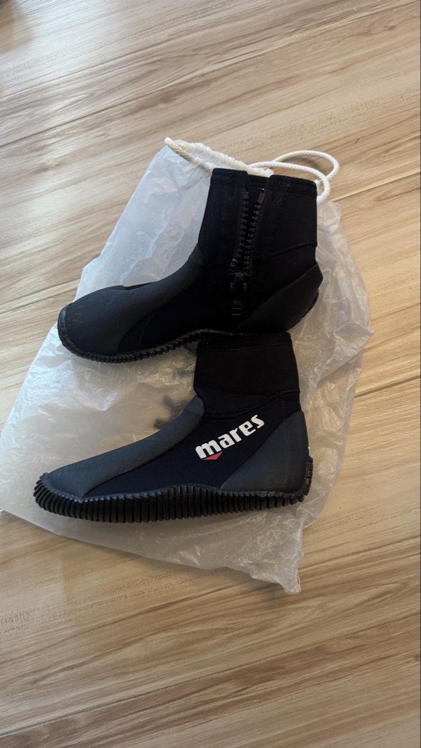 Mares 5mm Neoprene Scuba Diving Boots Size 6 (Category: Other Sports Equipment and Supplies) located in Makati City. Submitted by declutter_forsale (Listing ID 1467697186, Image 1). Description: Orinally bought : ₱5400 Selling price: ₱2800 Very good quality protective diving shoes “Mares Classic 5mm Neoprene Scuba Diving Boots” Brand: Mares - Color: Black - Size: US 6 / 5mm thickness - Material: 90% neoprene, 10% nylon polyester - Closure: Conven