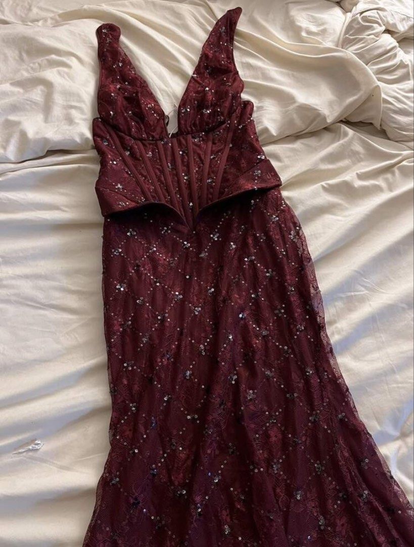 Maroon halter neck sequin formal evening dress (Category: Evening dresses & gowns) located in San Nicolas. Submitted by dijie.cam (Listing ID 1467703737, Image 2). Description: - Color & Style: Burgundy maxi dress with halter neckline and intricate lace overlay - Bling: Fully covered in shimmering small silver sequins - Fit & Details: Fitted bodice with boning, flattering slight flared peplum waist, and a long slim-fit floor-length skirt - Condit