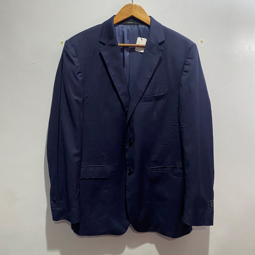 Massimo Dutti Extrafine Wool Jacket L (Category: Coats, Jackets and Outerwear) located in Antipolo. Submitted by bentakahitanoano (Listing ID 1467736790, Image 1). Description: This is a Massimo Dutti regular fit navy blue jacket crafted from high-quality extrafine wool. It features a classic two-button fastening, notch lapels, a left welt chest pocket, and side flap pockets. Still wearable Visible bubbling as seen on photo Regular fit Best fit L