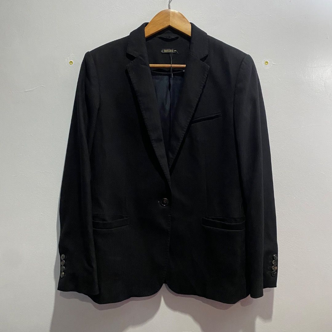 Massimo Dutti Single-breasted Wool Jacket XS/S (Category: Coats, Jackets and Outerwear) located in Antipolo. Submitted by bentakahitanoano (Listing ID 1467736001, Image 1). Description: This item is a black single-breasted blazer from the premium clothing brand Massimo Dutti. It features a classic notch lapel, a structured single-button closure at the center front, a slim welt chest pocket, and two lower horizontal flap pockets. The long sleeves 